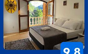 Suíte Romântica premiada com linda vista de varanda em Petrópolis!